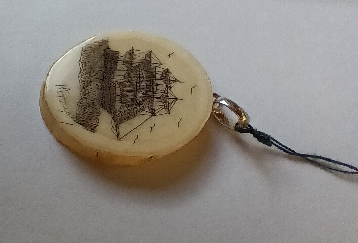 Pendente medalhão marfim de Cachalote