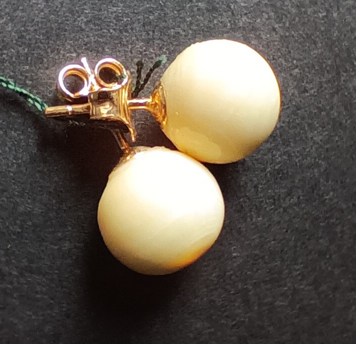 Brincos esfera em marfim