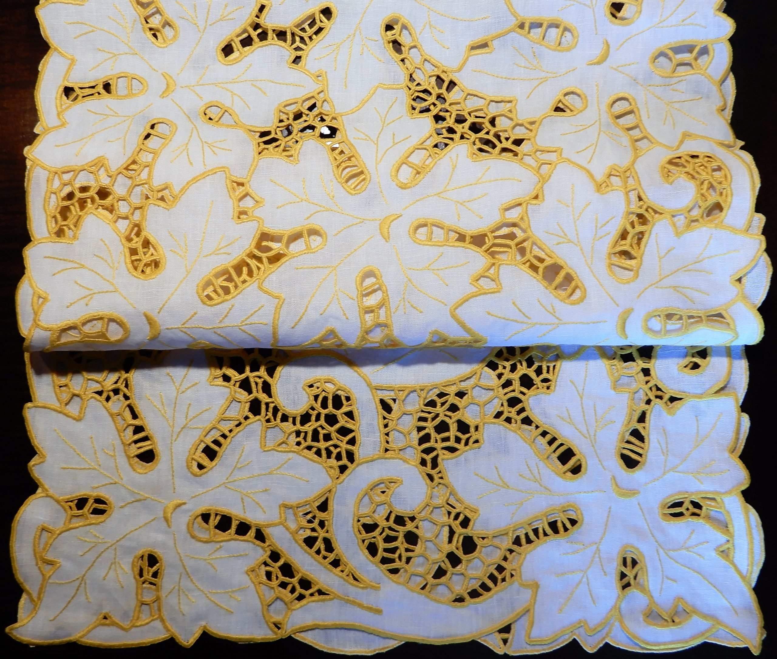 Centro richelieu amarelo c/1,22x39 cm
